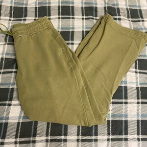 SOLD Lululemon loungeful sweatpants size 6 bronze green